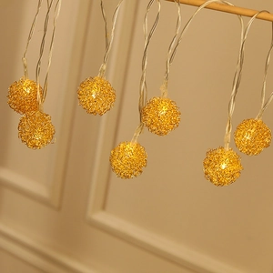 Guirlande lumineuse LED à boules dorées en métal ajouré pour sapin et décor de Noël