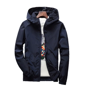Dettaglio della giacca a vento blu navy con cappuccio, zip e polsini elasticizzati