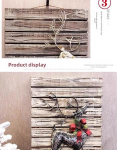 Dettaglio della decorazione murale natalizia in legno rustico con renna e corda di iuta.