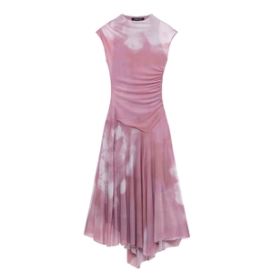 Abito smanicato in rete tie-dye rosa viola con increspature e orlo asimmetrico