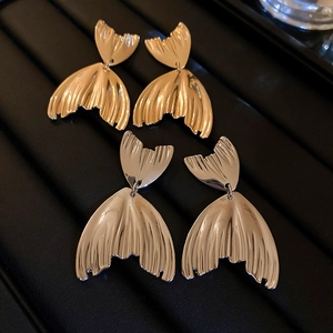 Chic fishtail drop earrings with pleated metallic finish in gold and silver tones