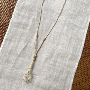 Détail du cordon en coton macramé fait main avec pochette tissée pour les cristaux