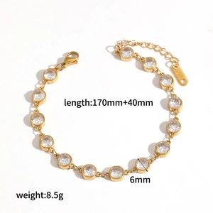 Vue détaillée du bracelet en acier inoxydable doré avec zircone cubique de 6 mm brillant