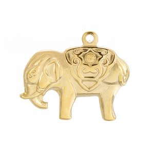 Gros plan d'un pendentif éléphant doré avec finition polie et motifs détaillés