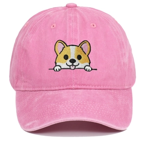 Détail de la broderie de chien Corgi sur une casquette de baseball en coton rose délavé