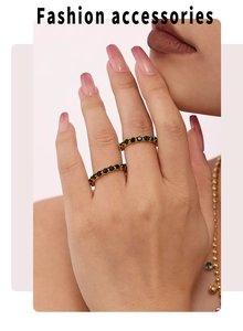 Dettaglio anello in acciaio placcato oro 18K con pavé di cristalli verdi