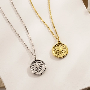 Colliers étoile or et argent avec pendentifs texturés sur fond blanc épuré