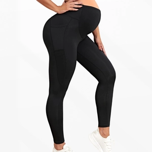 Détail de legging de yoga maternité taille haute avec soutien abdominal et poches latérales