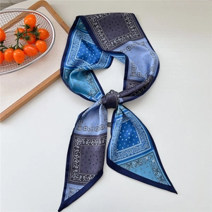 Détail du collier écharpe en soie bleu marine avec motif cachemire ethnique