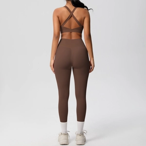 Detalle de sujetador deportivo con espalda cruzada y leggings de cintura alta marrones