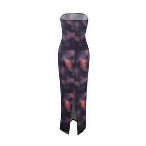 Vue arrière de la robe moulante bustier avec imprimé nébuleuse abstrait et fente au dos