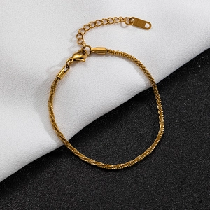 Detail eines 18K Gold Titanstahl Armbands mit Karabinerverschluss und S.STEEL Tag