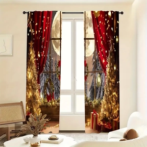 Détail de rideaux de Noël avec motifs de sapin festif et cadeaux dans un salon