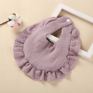 Bavoir en gaze de coton doux violet avec bordure à volants et fermeture à pression