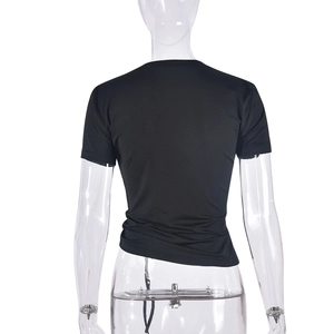 Vue arrière d'un t-shirt noir à manches courtes avec détails de cordon sur un mannequin