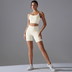 Dettaglio dei pantaloncini da ciclista a vita alta bianco sporco e reggiseno