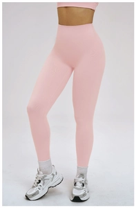 Gros plan du pantalon de yoga rose sans couture à taille haute en tissu élastique chic