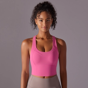 Vue de face du soutien-gorge de sport rose à impact élevé avec larges bretelles