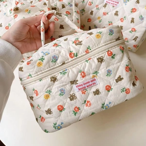 Neceser de oso floral en algodón acolchado beige con cierre de cremallera y asa superior