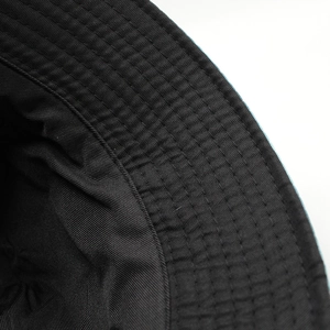 Chapeau bob noir classique avec coutures de bord renforcées et tissu en sergé durable