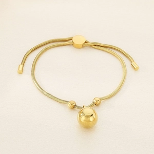 Detailaufnahme des goldenen Schlangenarmbands mit großer Kugel und verstellbarem Verschluss