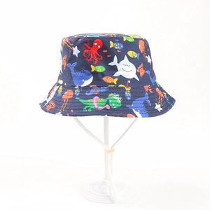 Detail von Kinder Sonnenhut in Marineblau mit bunten Meeresmotiven und verstellbarem Band