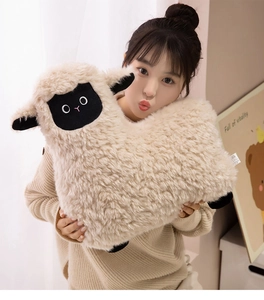 Détail d'un oreiller en peluche mouton blanc avec texture douce et étiquette latérale