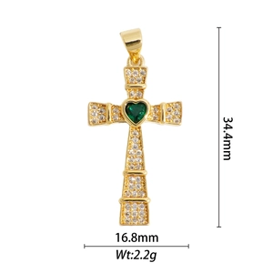 Vue détaillée du pendentif croix dorée avec cœur vert, 34,4 mm de hauteur et 16,8 mm de large