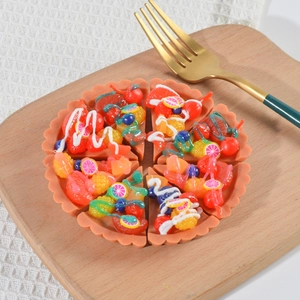 Modèle de pizza aux fruits réaliste en PVC à 6 tranches sur planche de bois