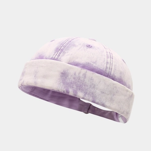 Détail du bonnet docker violet tie-dye montrant la texture et la sangle réglable