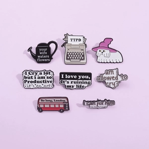 Lot de 8 pin's créatifs en émail avec motifs TTPD et London sur fond lilas