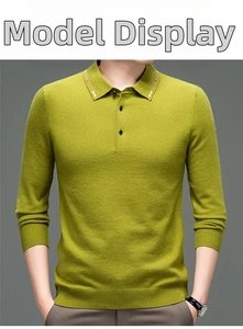 Detail eines moosgrünen Herren-Strickpolos mit Rippbündchen und Kragentextur