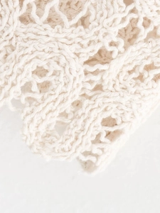 Gros plan sur le tissu en maille crochet blanc crème avec motifs floraux ajourés élégants