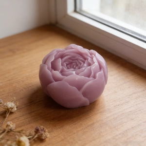 Dettaglio candela peonia viola chiaro con texture petali realistica su piano in legno