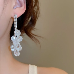 Détail de boucles d'oreilles à pompons en pétales plaqués or 18 carats avec zircon