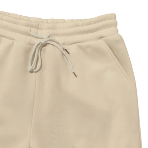 Detail von elastischem Bund und verstellbarem Kordelzug an beigen Fleece-Cargohosen