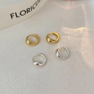 Minimalist 925 sterling silver hoop earrings in gold and silver finish with ribbons