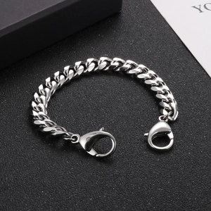 Vue détaillée du bracelet gourmette en acier argenté avec double fermoirs mousquetons