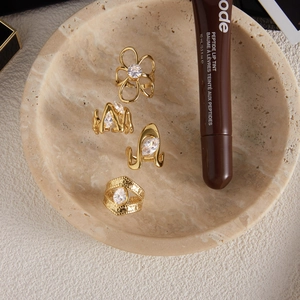 Lujoso juego de anillos de acero de titanio dorado con circón en cuatro estilos modernos