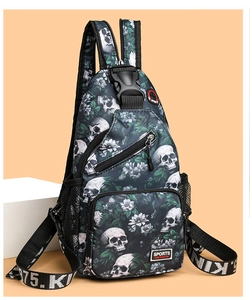 Detail der Brusttasche mit Totenkopf-Blumenmuster und verstellbarem Schultergurt