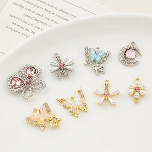 Pendentifs bijoux DIY avec motifs papillon et lune ornés de perles et strass