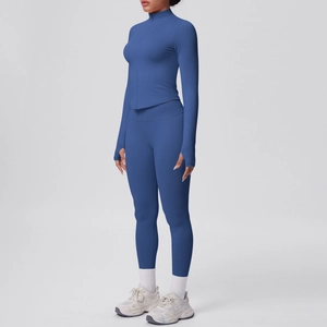 Dettaglio completo del set yoga blu navy con polsini passapollice e collo alto