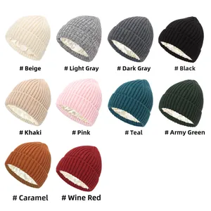 Détail de bonnets en maille côtelée multicolores avec doublure en satin pour les cheveux