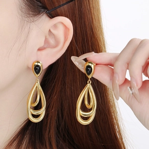 Boucles d'oreilles dorées irrégulières en couches avec clou goutte d'huile noire