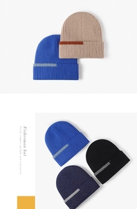 Texture en maille côtelée et rayures contrastées sur le revers de ce bonnet d'hiver chaud