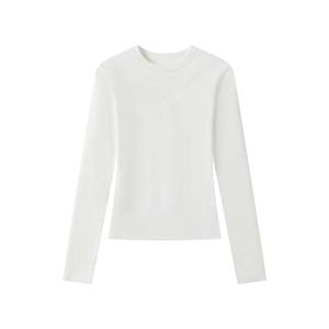 Détail d'un t-shirt thermique blanc à manches longues en coton doux et col rond