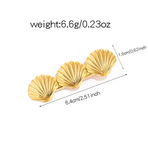 Macro view of gold shell hair clip with detailed dimensions and weight specifications