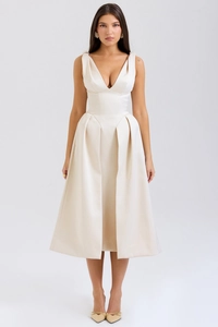 Détail d'une robe maxi en satin crème avec col en V, taille haute et jupe plissée