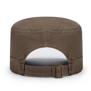 Rückansicht der braunen Army-Cap aus Baumwolle mit Metallschnalle auf weißem Hintergrund