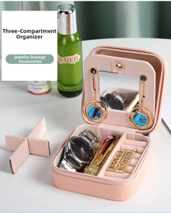 Vue intérieure d'une boîte à bijoux en cuir PU rose avec miroir et montre dedans